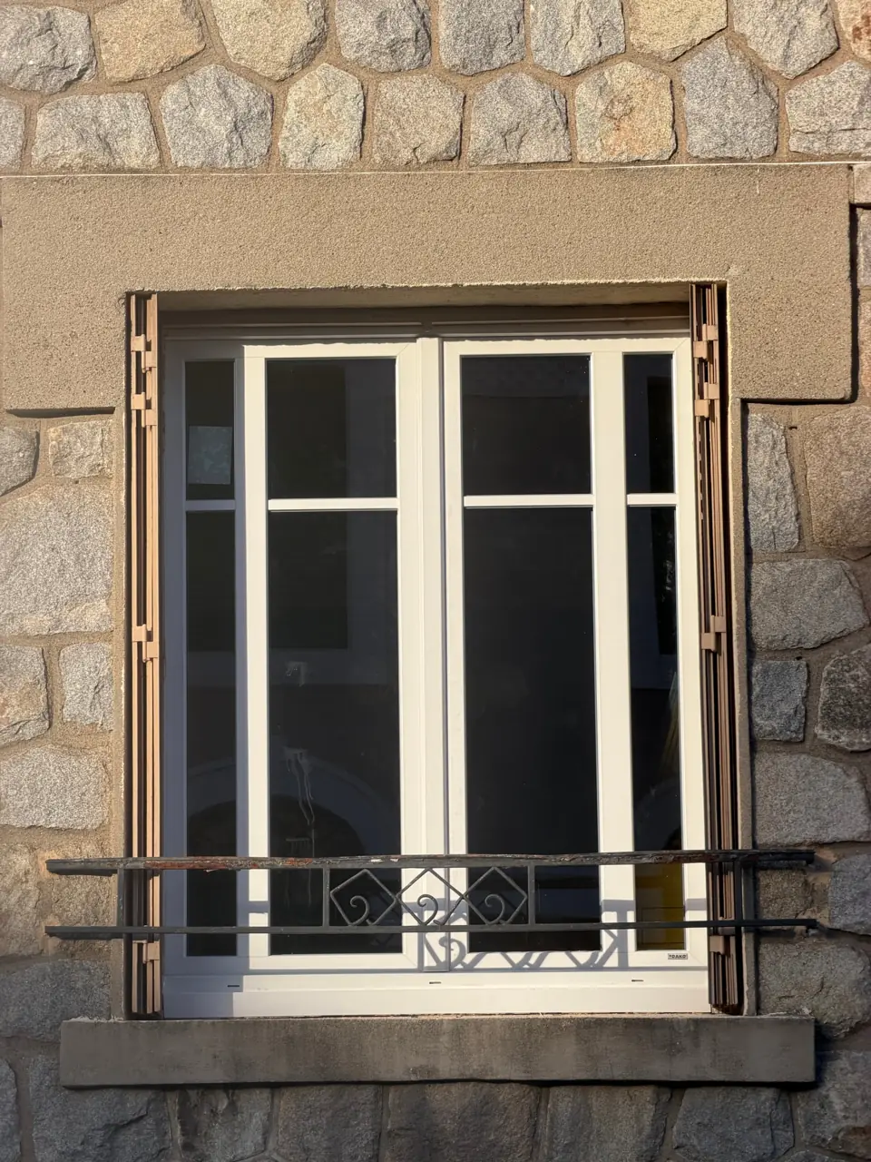 Fenêtre blanche neuve posée sur la maison en pierre