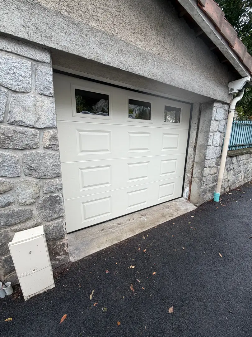 Porte de garage sectionnelle blanche à hublots posée