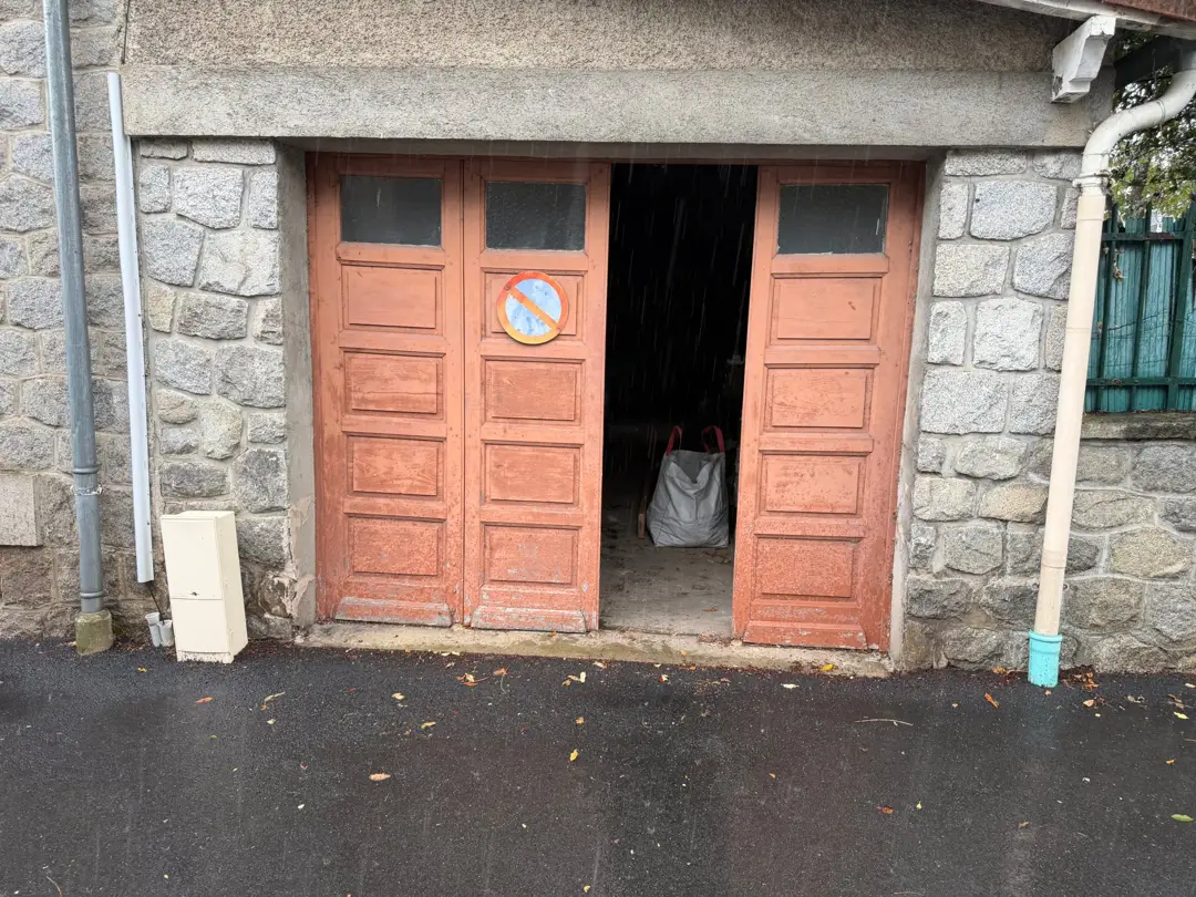 Ancienne porte de garage en bois à vantaux avant remplacement
