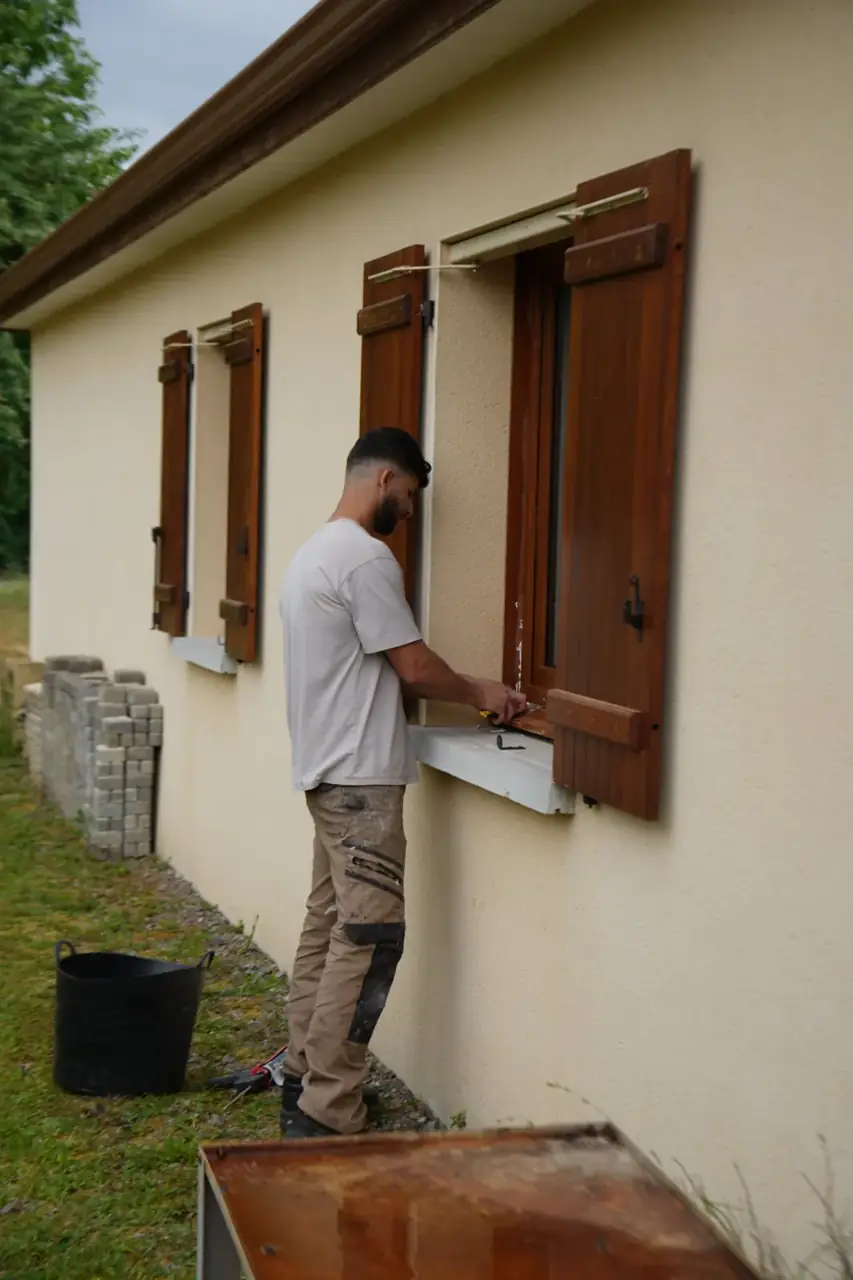 Intervention sur une fenêtre équipée de volets battants en bois