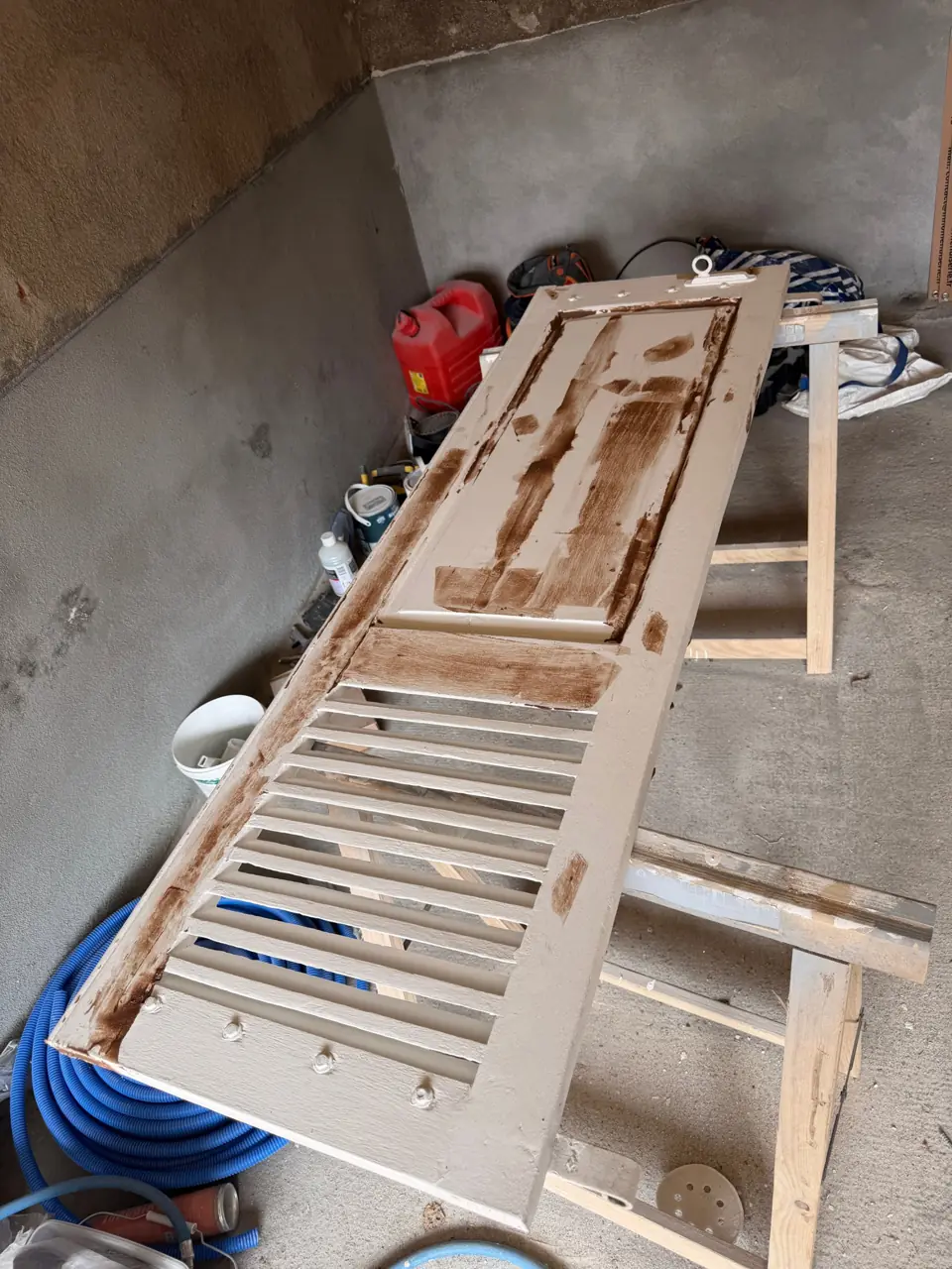 Volet bois en rénovation dans notre atelier