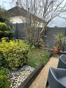 Besoin d’une clôture moderne et durable ? INNO’MENUISERIE installe des clôtures en composite jusqu’à 188 cm à Limoges et 40 km autour. Devis gratuit !