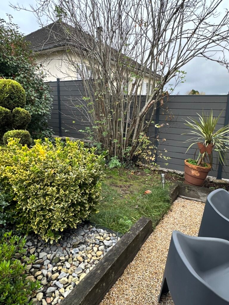 Besoin d’une clôture moderne et durable ? INNO’MENUISERIE installe des clôtures en composite jusqu’à 188 cm à Limoges et 40 km autour. Devis gratuit !