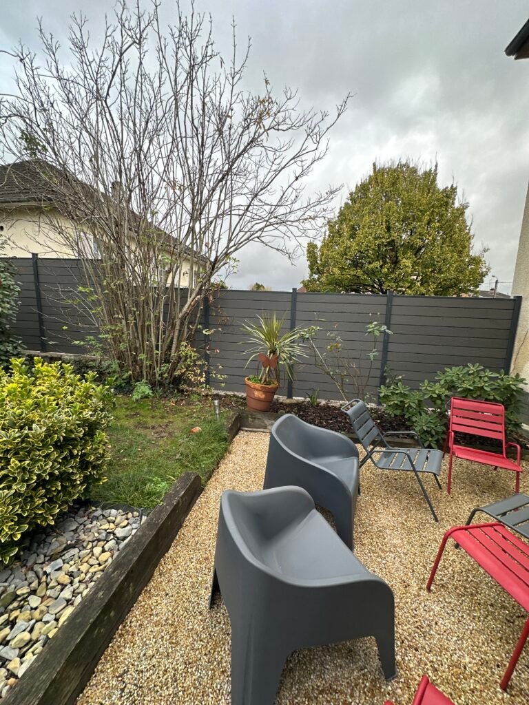 Pose de clôture composite à Limoges et 40 km autour par INNO’MENUISERIE, installation sur mesure pour plus d’intimité et de design extérieur.