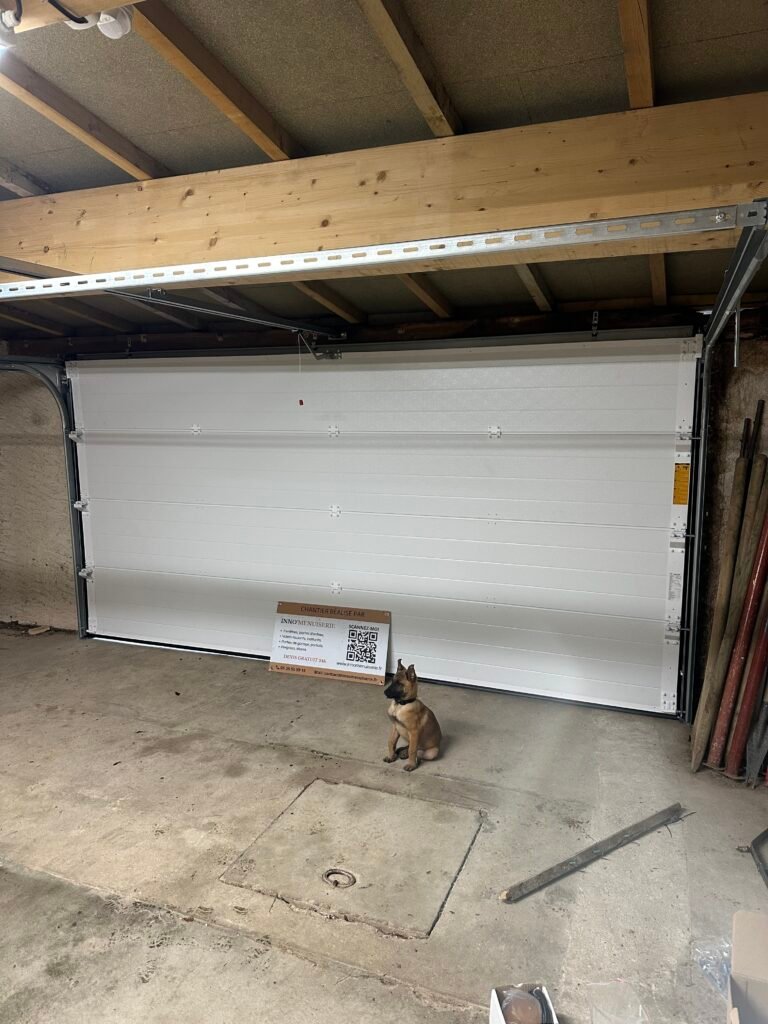 porte de garage blan de 4m de large poser par innomenuiserie