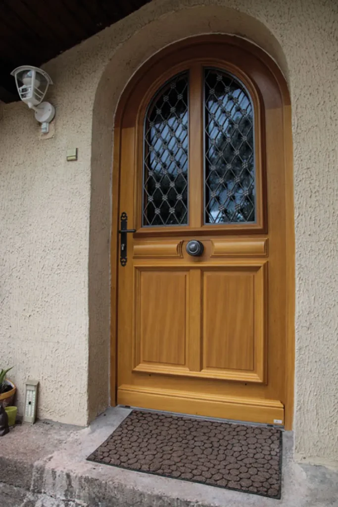 porte d'éntrée en bois classique à limoges