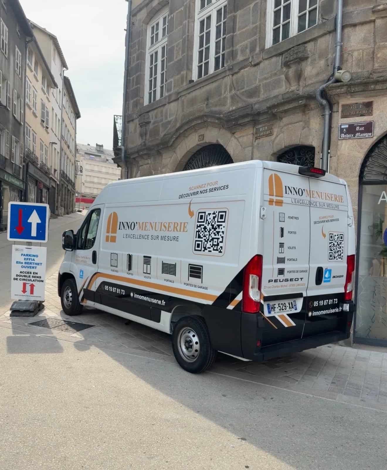 Véhicule de service INNO'MENUISERIE avec logo et QR code.