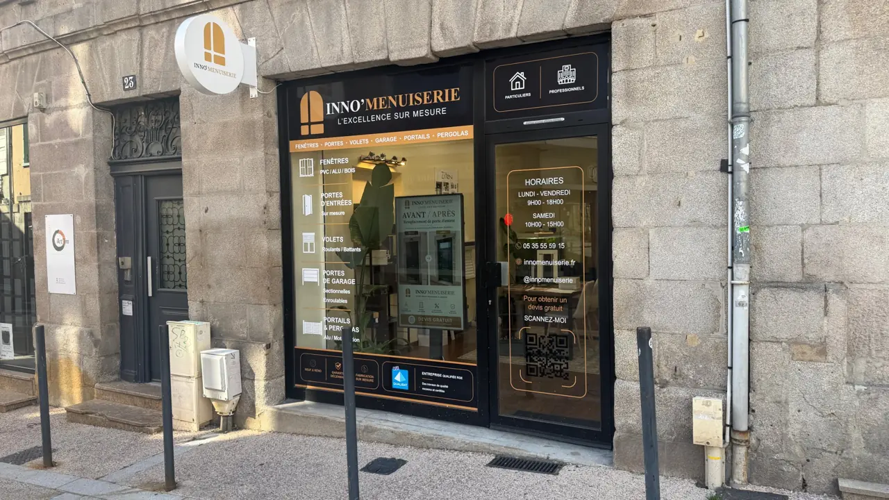 Vitrine de l'entreprise Inno'Menuiserie avec logo et horaires d'ouverture.