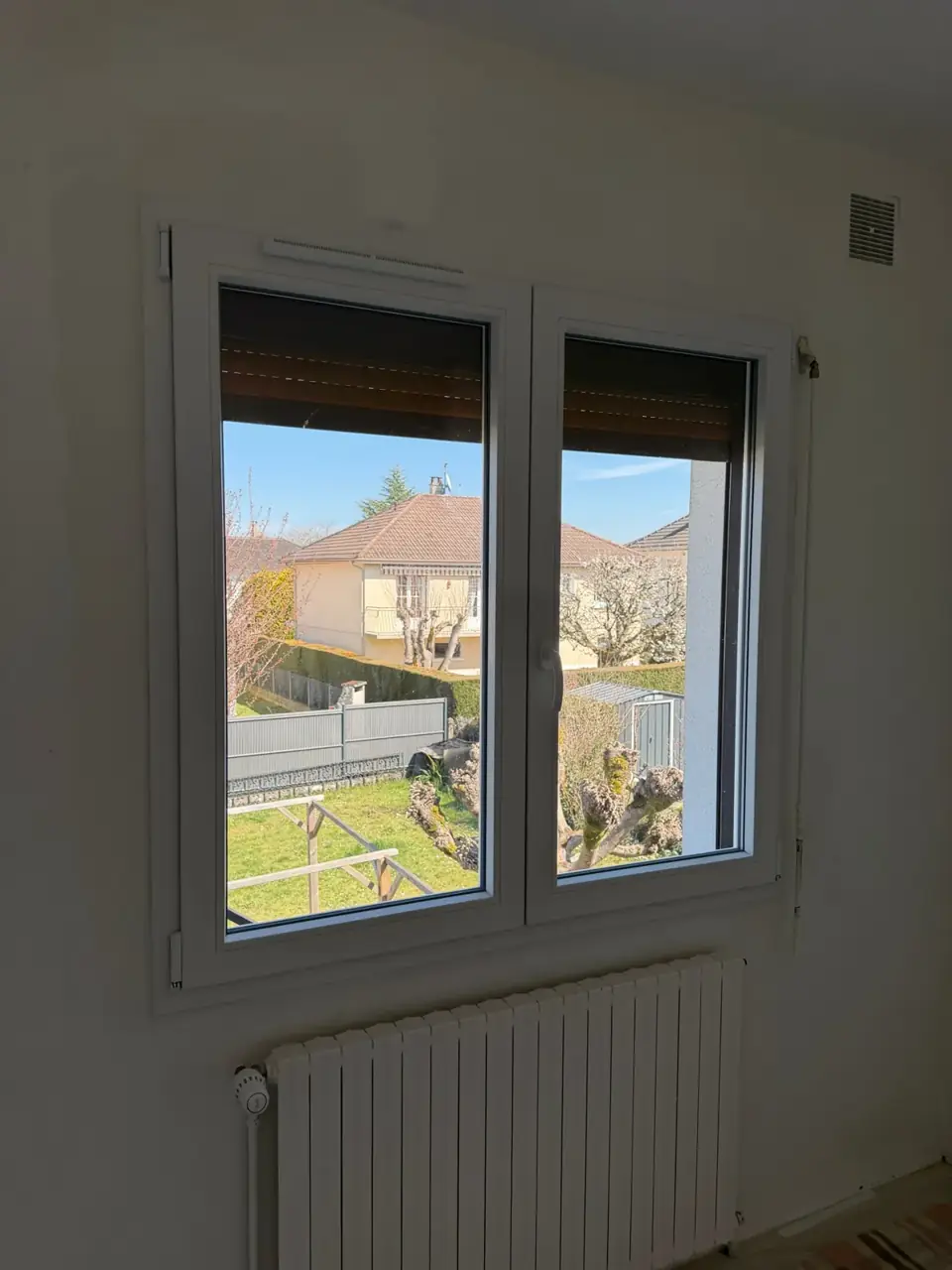 Fenêtre PVC double vitrage installée par INNO'MENUISERIE.