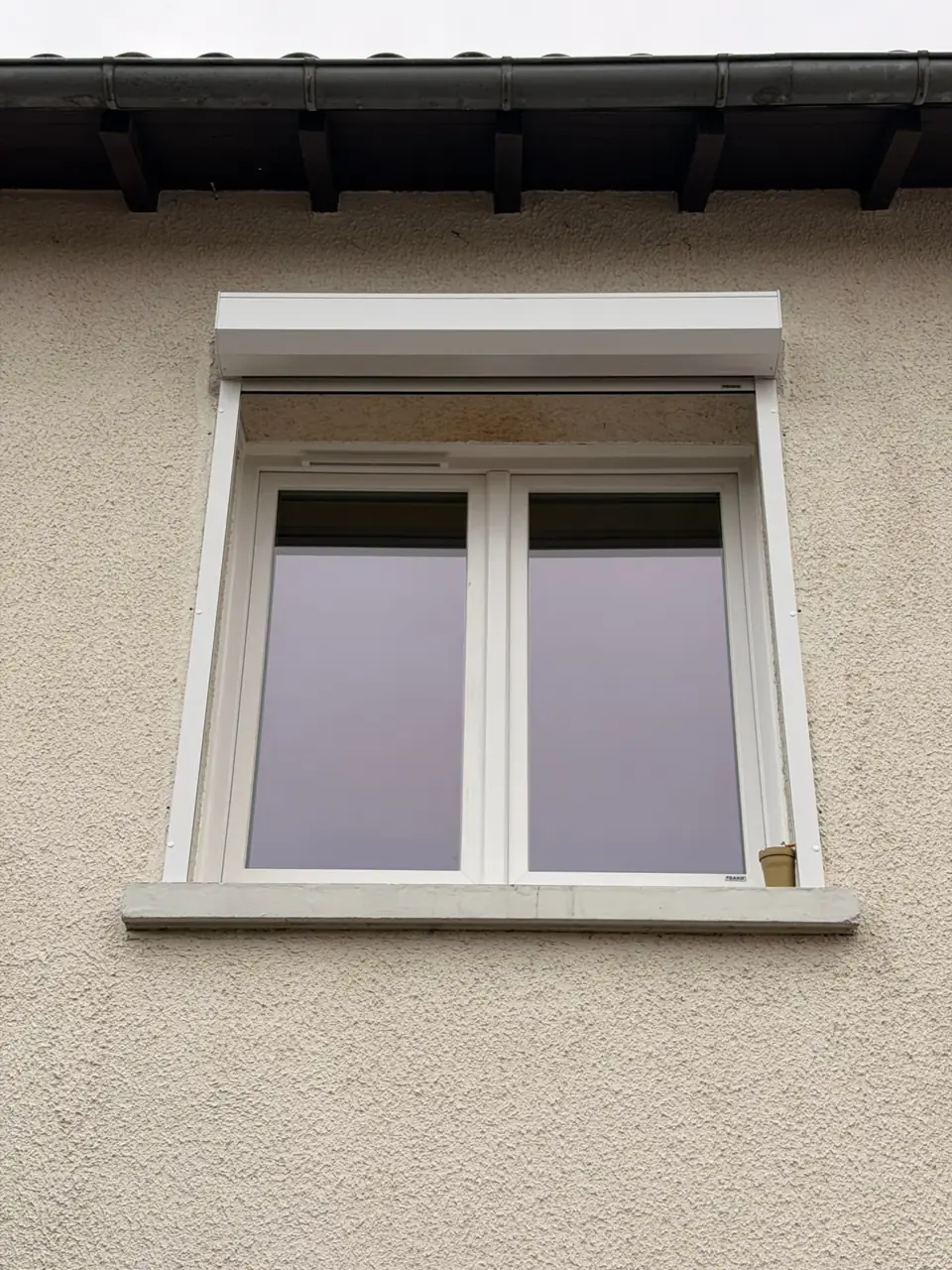 Fenêtre en PVC blanc avec double vitrage, installation professionnelle.