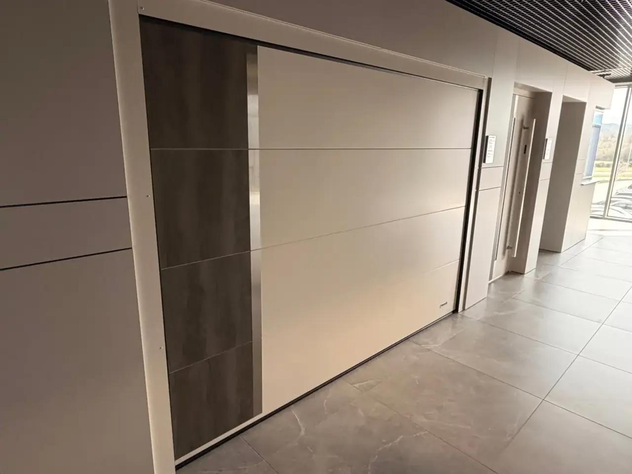 Portes de garage modernes en aluminium par INNO'MENUISERIE.