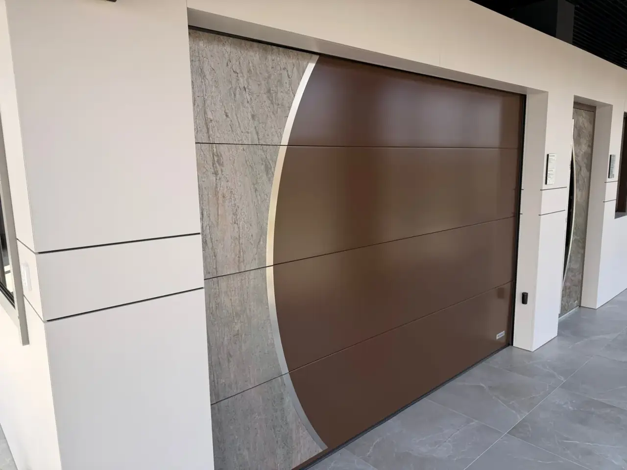 Portail de garage en aluminium avec design moderne et finition élégante.