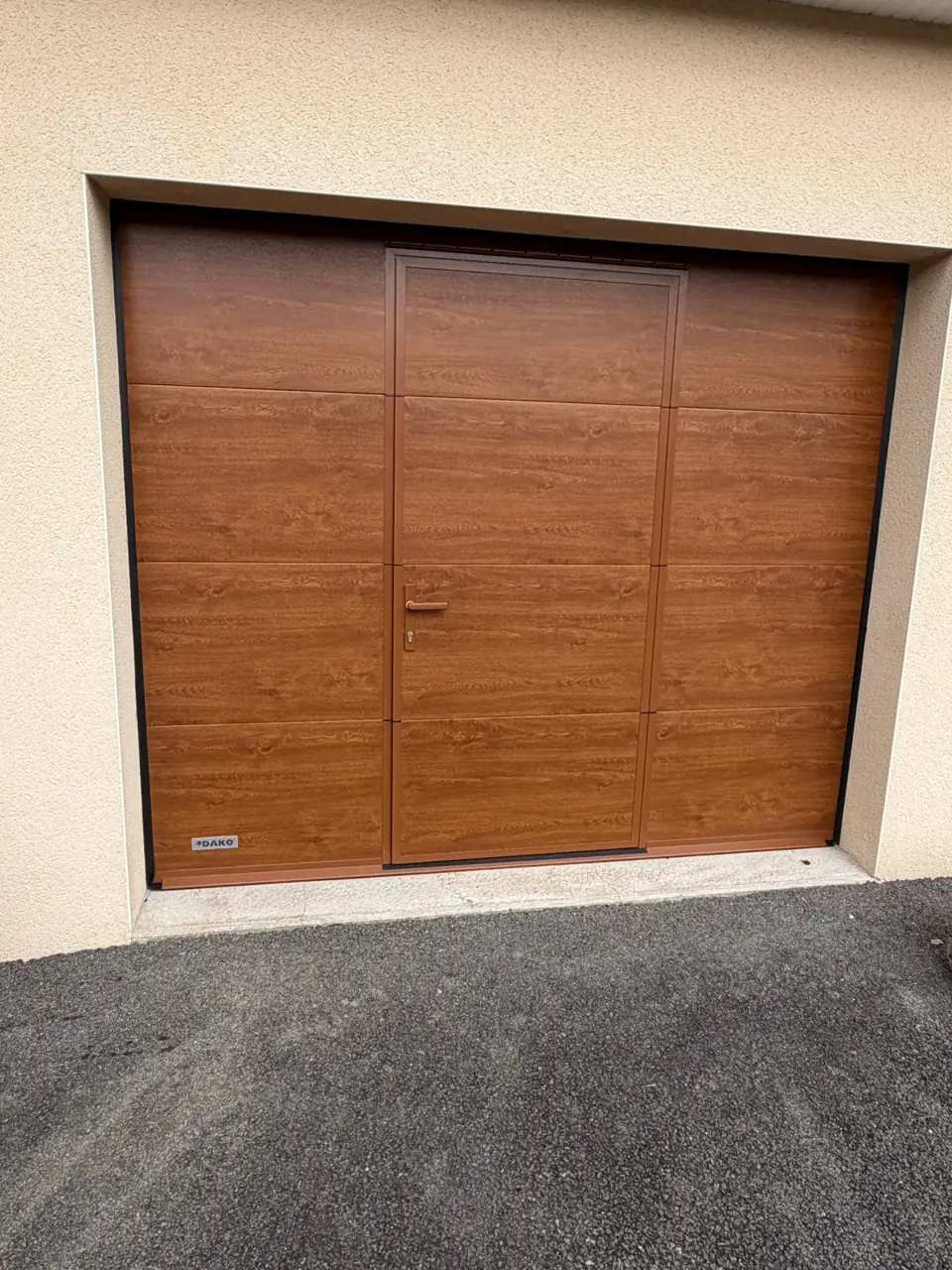 Portail de garage en bois avec design élégant et fonctionnel.