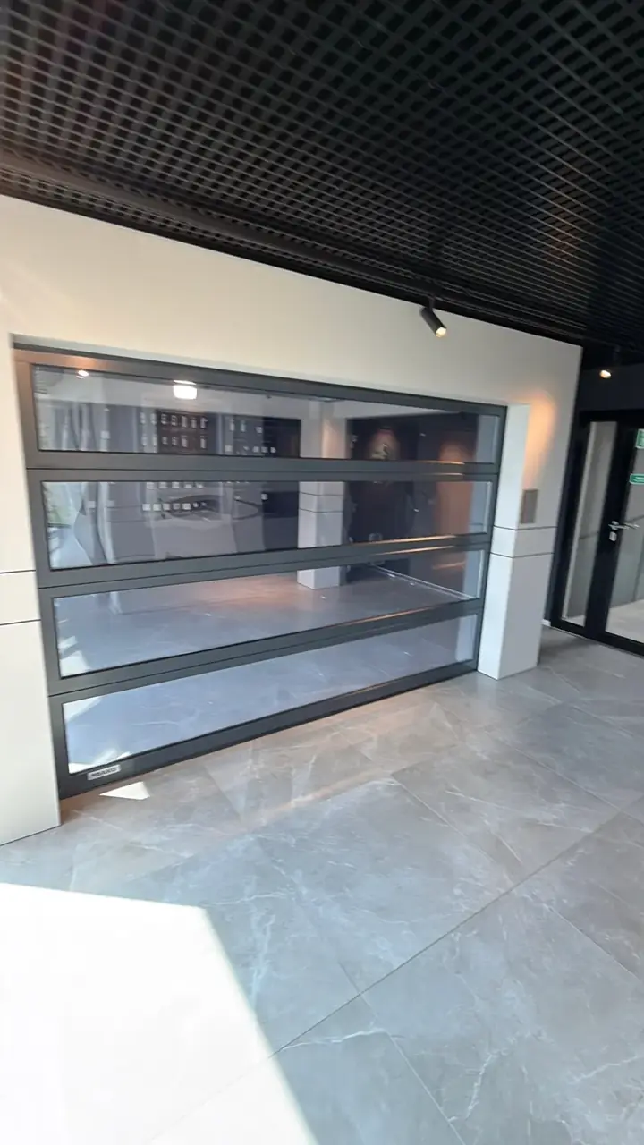 Vitrine en verre moderne pour présentation de produits INNO'MENUISERIE.