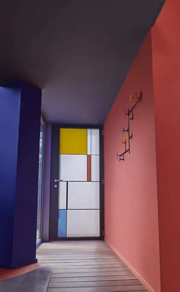 Portail d'entrée moderne avec design coloré et géométrique.