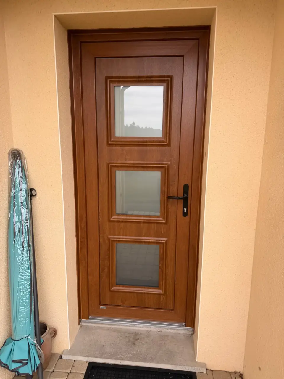 Porte en bois avec fenêtres, installation par INNO'MENUISERIE.