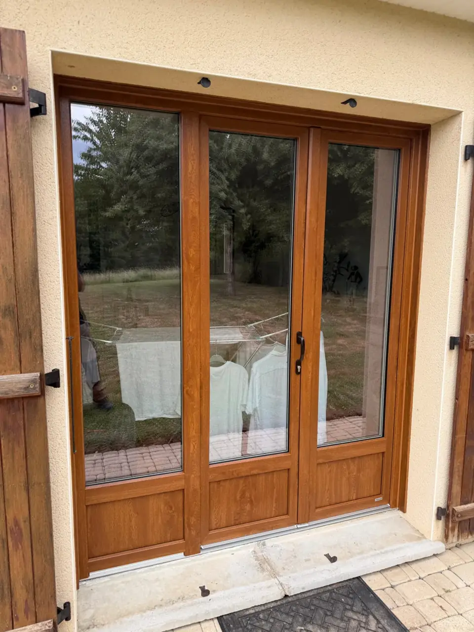 Portes-fenêtres en bois massif pour maison moderne.