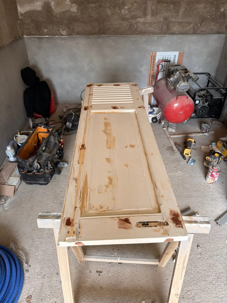 Table en bois en construction dans un atelier de menuiserie.