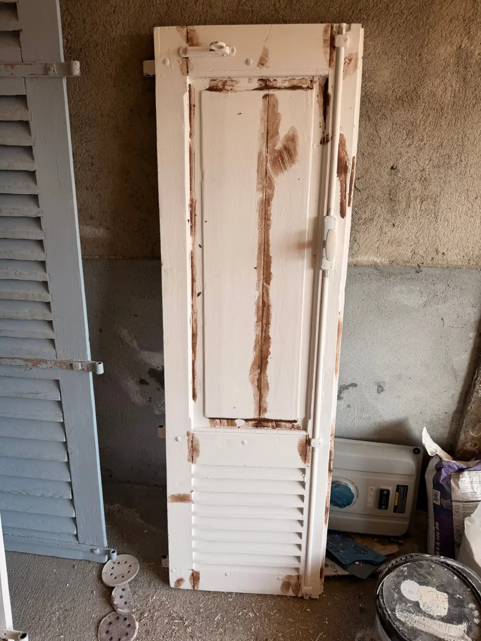 Portes en bois rénovées, travaux de menuiserie par INNO'MENUISERIE.