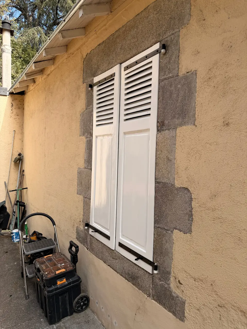 Fenêtres en PVC avec volets roulants pour maison traditionnelle.